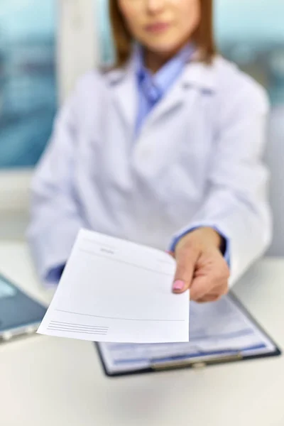 Primer plano del médico con prescripción en el hospital —  Fotos de Stock