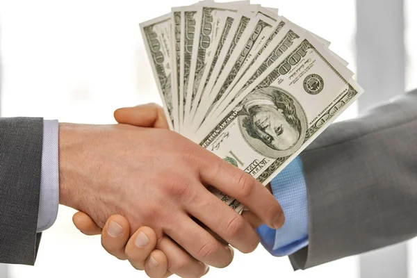 Nahaufnahme von Händchen von Geschäftsleuten, die Geld halten — Stockfoto