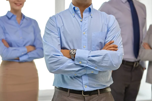 Nahaufnahme lächelnder Geschäftsleute im Büro — Stockfoto