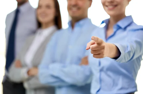 Primo piano di donna d'affari sorridente che punta il dito — Foto Stock