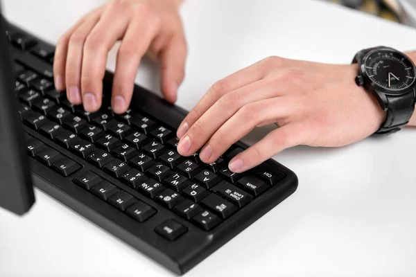 Manos masculinas escribiendo en el teclado de la computadora en la mesa —  Fotos de Stock
