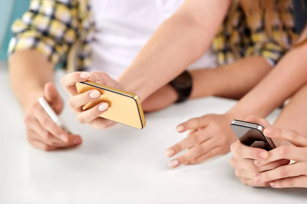 Nahaufnahme der Hände mit Smartphones — Stockfoto