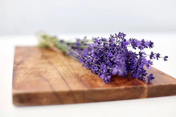 Ein Bündel Lavendelblüten auf Holzbrett — Stockfoto
