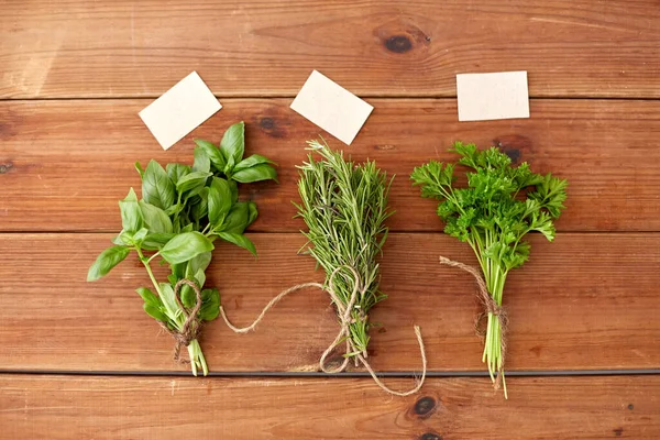 Verdes, especiarias ou ervas medicinais em tábuas de madeira — Fotografia de Stock
