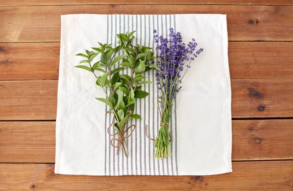 Zelenina, koření nebo léčivé byliny na ručníku — Stock fotografie
