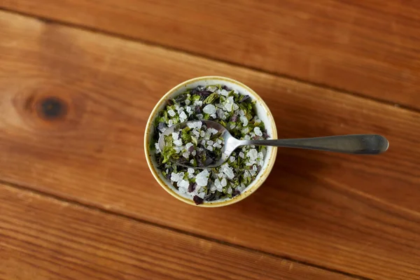 Close-up de sal marinho com sabor em tigela com colher — Fotografia de Stock