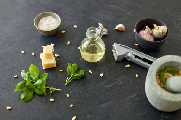 Ingredientes para molho de pesto de manjericão na mesa de pedra — Fotografia de Stock