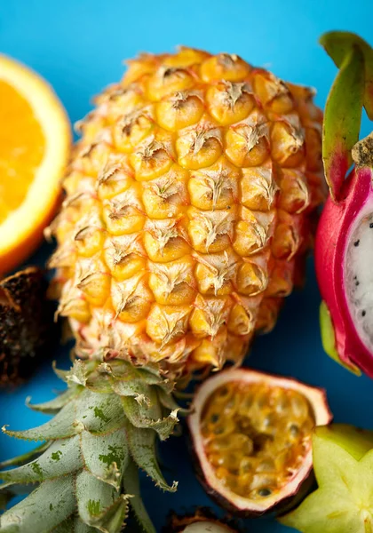 Perto de abacaxi com outras frutas exóticas — Fotografia de Stock