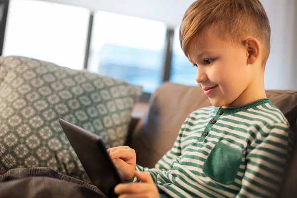 Χαρούμενο μικρό αγόρι με tablet υπολογιστή στο σπίτι — Φωτογραφία Αρχείου