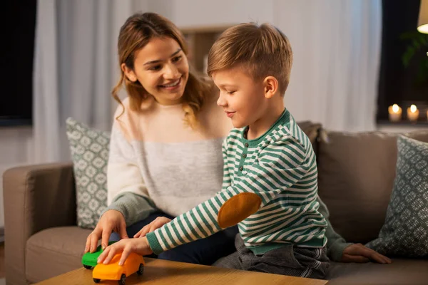 Moeder en zoon spelen met speelgoed auto 's thuis — Stockfoto