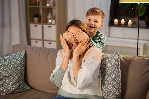 Heureuse mère souriante jouant avec son fils à la maison — Photo