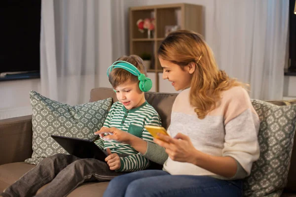 Madre e figlio utilizzando gadget a casa — Foto Stock