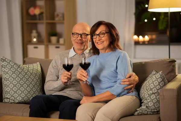 Gelukkig senior paar met een bril van rode wijn — Stockfoto