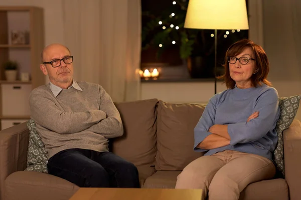Нещасна старша пара сидить на дивані вдома — стокове фото