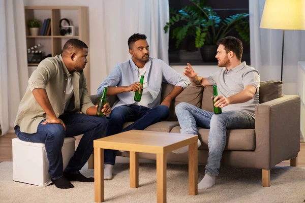 Felizes amigos do sexo masculino beber cerveja em casa à noite — Fotografia de Stock