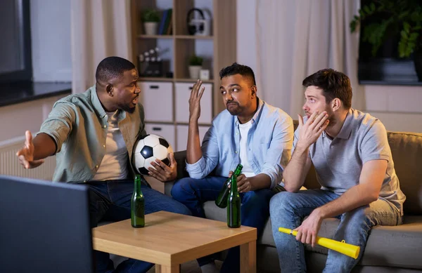 Lazer, jogos, amizade, jogos de azar e entretenimento - três amigos  sorridentes jogando cartas e bebendo cerveja em casa