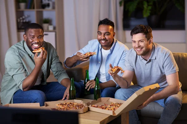 Glückliche männliche Freunde mit Bier beim Pizza essen zu Hause — Stockfoto