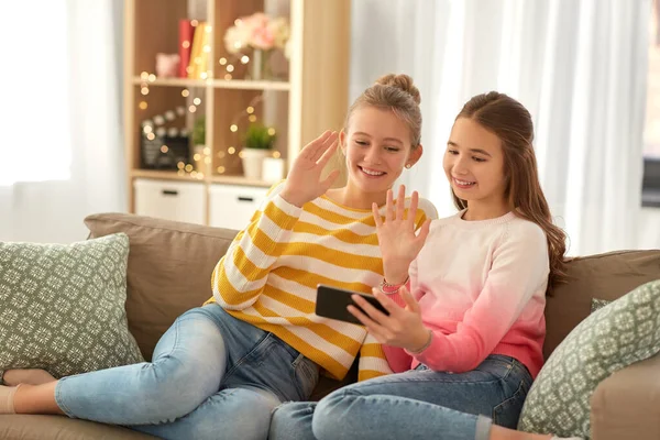 Meninas fazendo videochamada no smartphone em casa — Fotografia de Stock