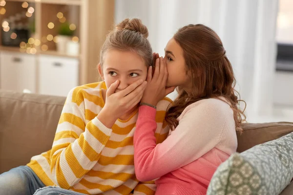 Tizenéves lányok pletykálkodás otthon — Stock Fotó
