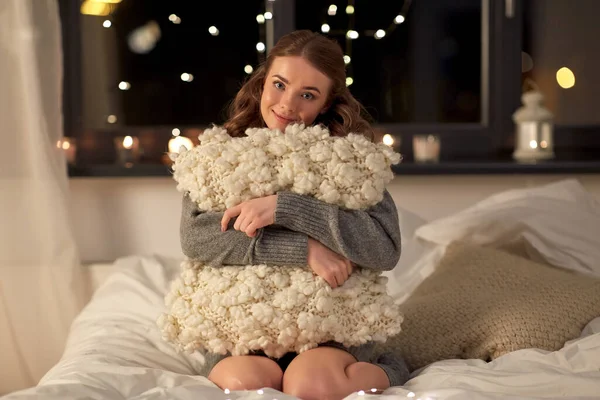 快乐的年轻女人，家里有柔软的枕头 — 图库照片