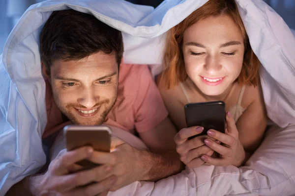 Технологии Интернет Люди Концепции Счастливая Пара Помощью Смартфонов Постели Ночью — стоковое фото