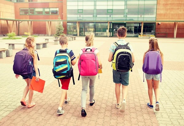 Groep van gelukkig basisschool leerlingen lopen — Stockfoto