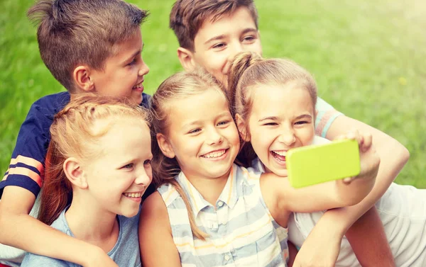 Enfants heureux ou amis prenant selfie dans le parc d'été — Photo