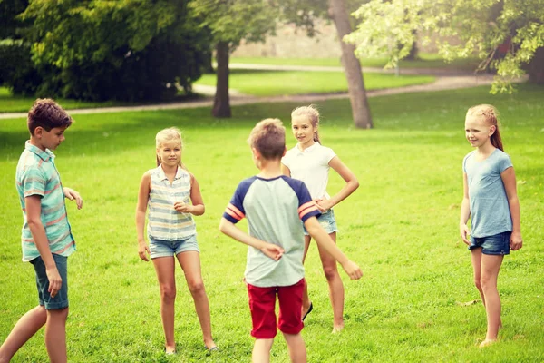 Ευτυχισμένα παιδιά παίζοντας παιχνίδι στο καλοκαιρινό πάρκο — Φωτογραφία Αρχείου