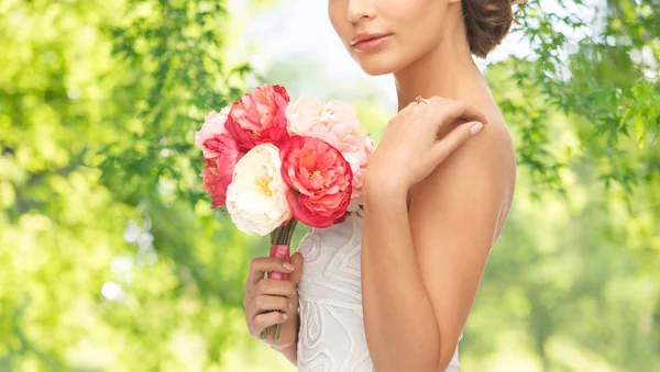 Mulher jovem ou noiva com buquê de flores — Fotografia de Stock