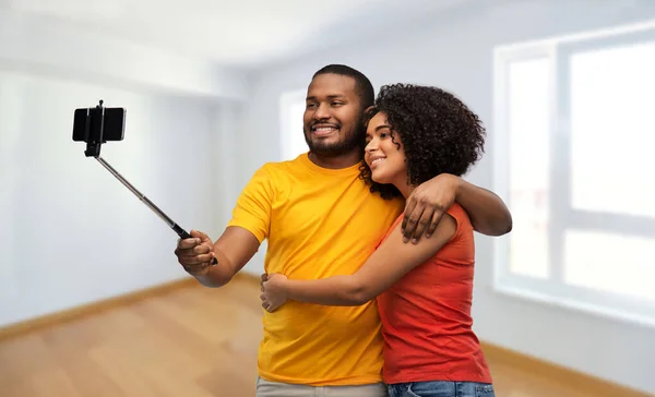 Afro-americano casal tomando selfie por celular — Fotografia de Stock