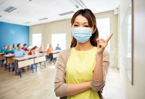 Asiática jovem mulher em máscara médica protetora — Fotografia de Stock