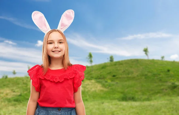 Boldog lány visel a húsvéti nyuszi füle fejpánt — Stock Fotó