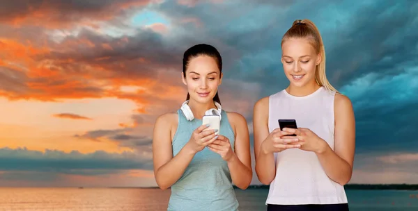 Frauen oder Freundinnen mit Smartphones — Stockfoto