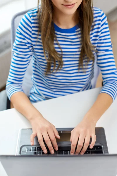 Student girl typing on laptop computer — Stok fotoğraf