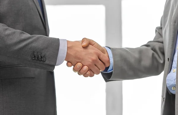 Bliska biznesmenów co Handshake w biurze — Zdjęcie stockowe