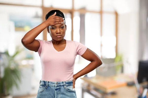 Afrikansk amerikansk kvinna med huvudvärk eller feber — Stockfoto