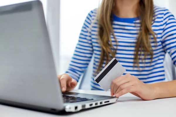 Девочка-подросток с ноутбуком и кредитной картой дома — стоковое фото