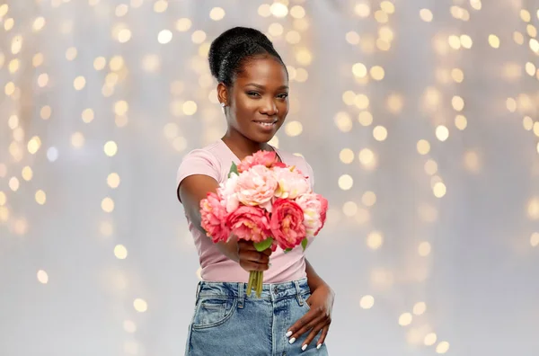 Glückliche afrikanisch-amerikanische Frau mit Blumenstrauß — Stockfoto