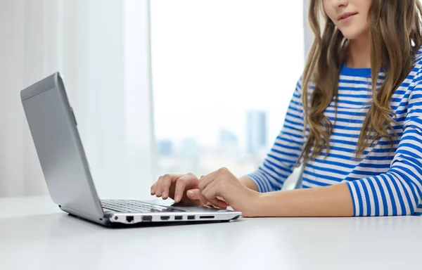 Estudiante chica escribiendo en el ordenador portátil —  Fotos de Stock