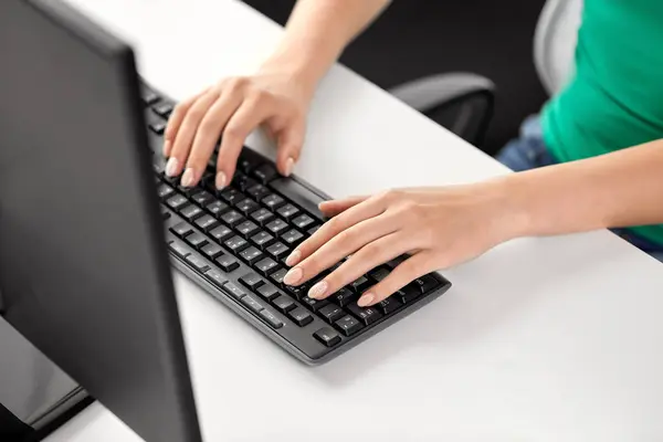 Mãos femininas digitando no teclado do computador — Fotografia de Stock