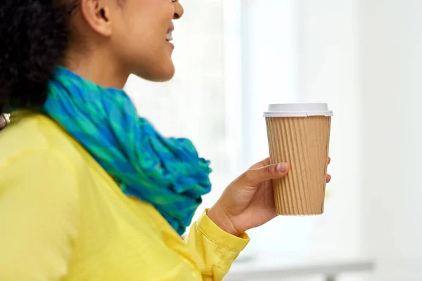 Close up de mulher segurando taça de café takeaway — Fotografia de Stock