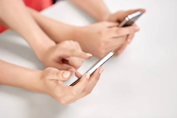 Close up of hands with smartphones — Stock Photo, Image