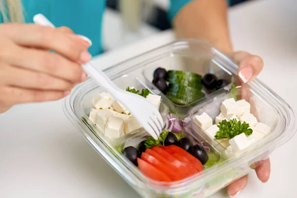 Las manos de la mujer que come sacan la comida del contenedor — Foto de Stock