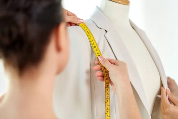 Moda tasarımcısı mezurayla ceketi ölçer — Stok fotoğraf