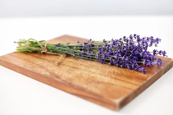 Ramo de flores de lavanda en tablero de madera —  Fotos de Stock