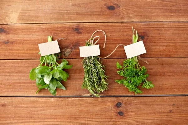 Verdes, especiarias ou ervas medicinais em tábuas de madeira — Fotografia de Stock