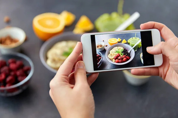 Hands taking picture of breakfast with smartphone — Stock Photo, Image