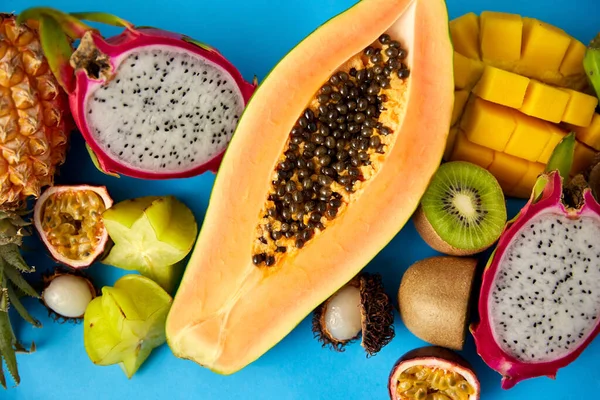 Primer plano de la papaya con otras frutas exóticas — Foto de Stock