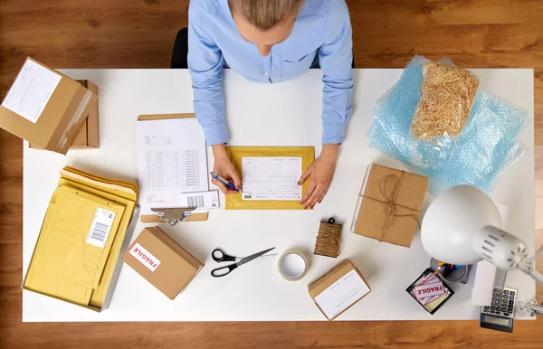 Gros plan de la femme remplissant le formulaire postal au bureau — Photo