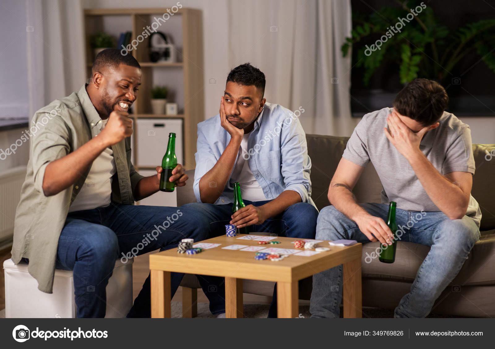 Lazer, jogos, amizade, jogos de azar e entretenimento - close-up de amigos  do sexo masculino jogando cartas e bebendo cerveja em casa